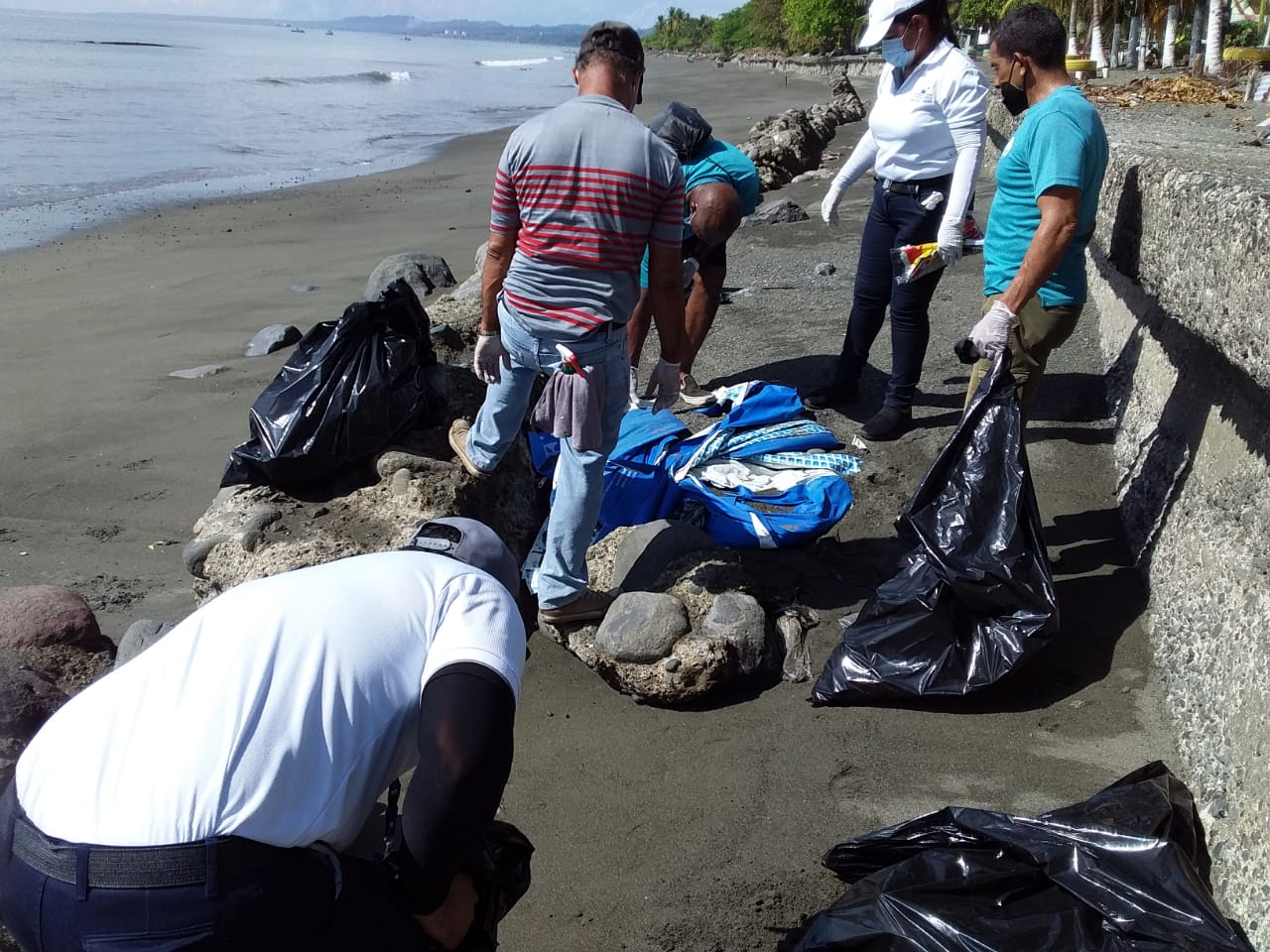 Recolección de basura en playa de Chiriquí