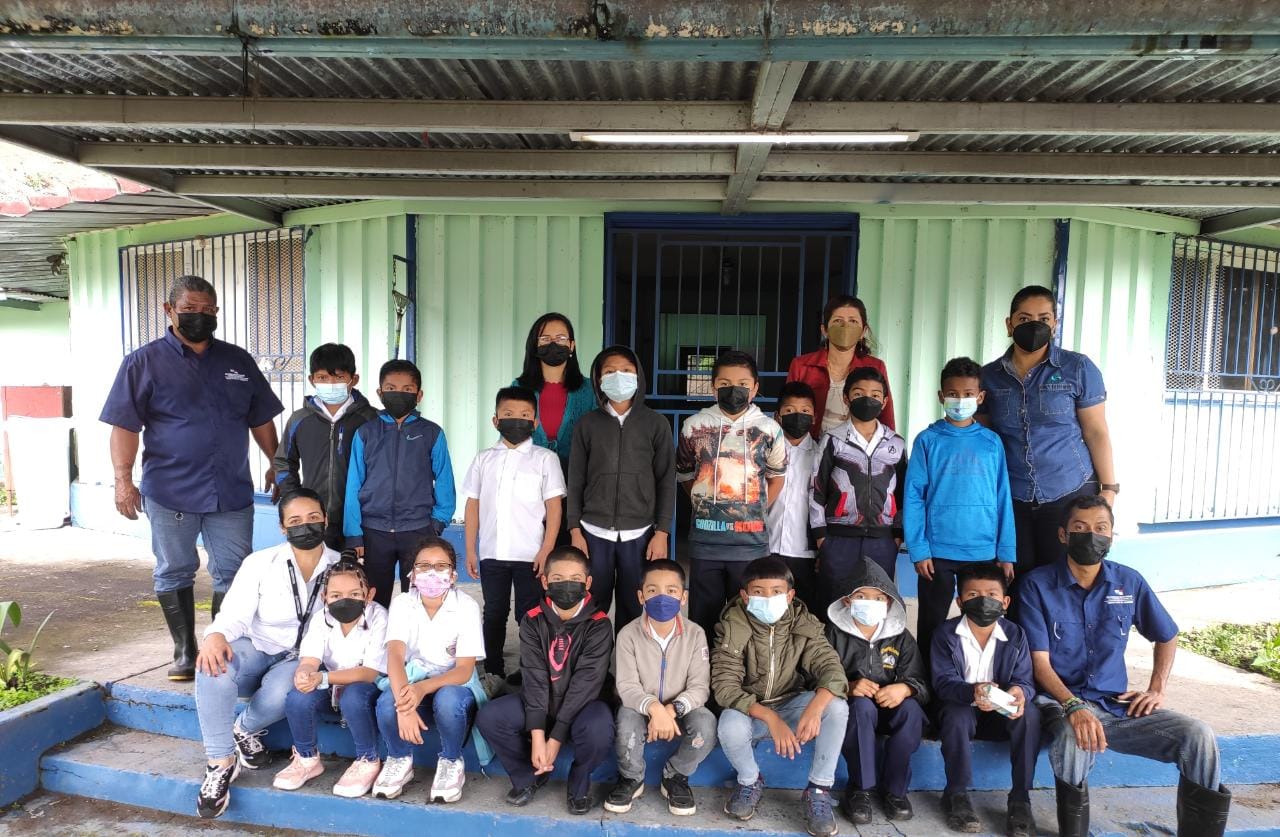 Estudiantes plantan árboles en área afectadas en Cerro Brujo