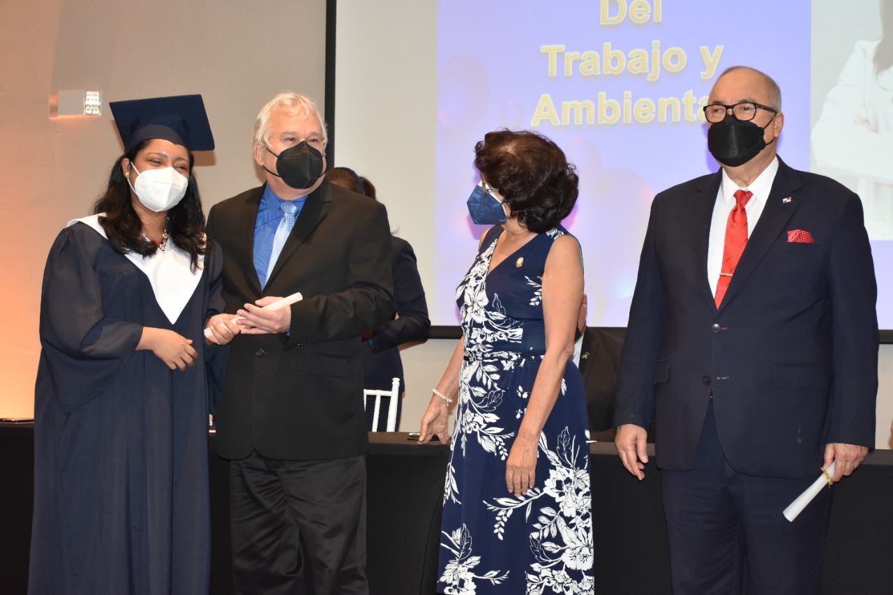 Se gradúan 70 medicos especialistas y sub-especialistas