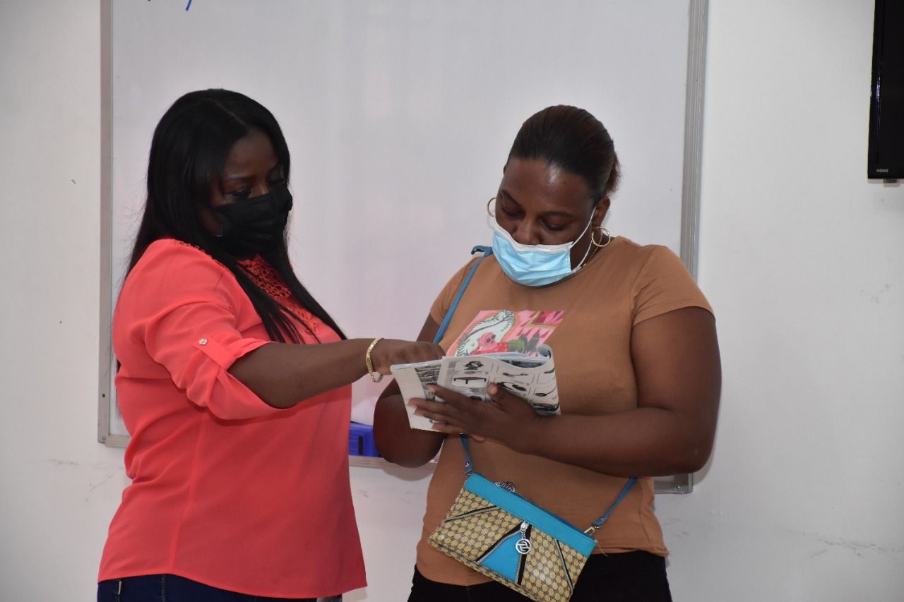La maestra voluntaria que le enseña a leer y escribir a los residentes de Curundú