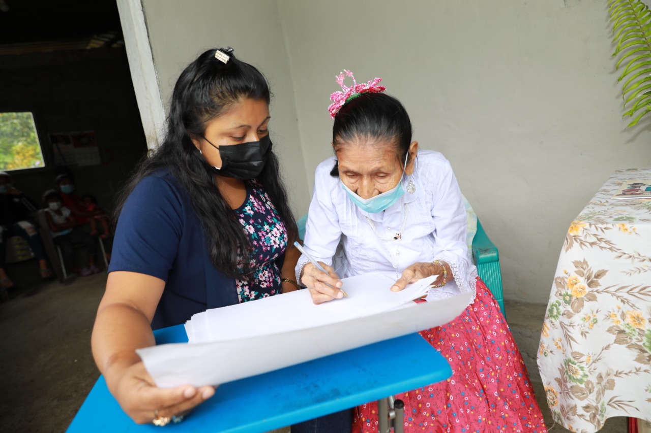 La abuela de 104 años que aprendió a leer y escribir con la ayuda de su nieta