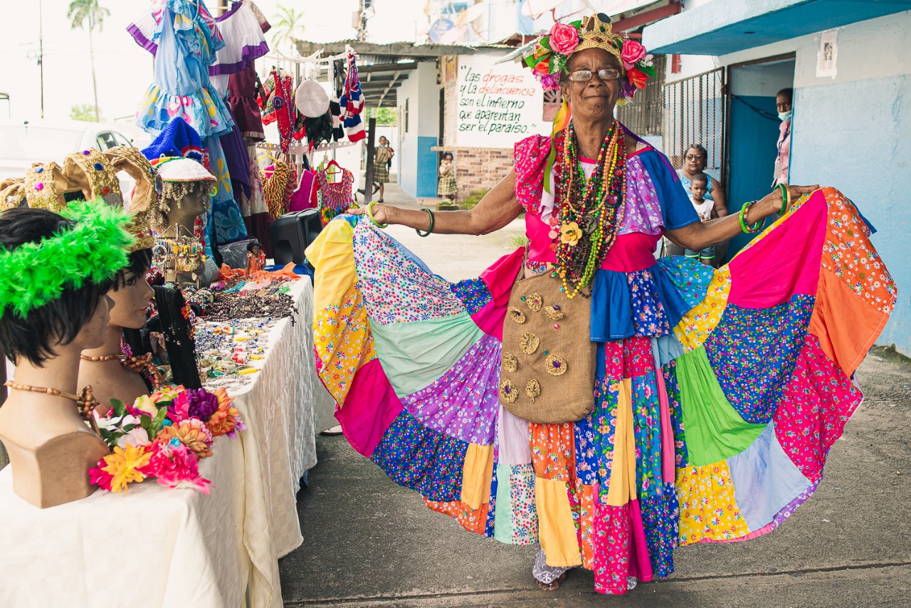 Abuela de 73 años diseña piezas que mantiene viva la cultura afrodescendiente
