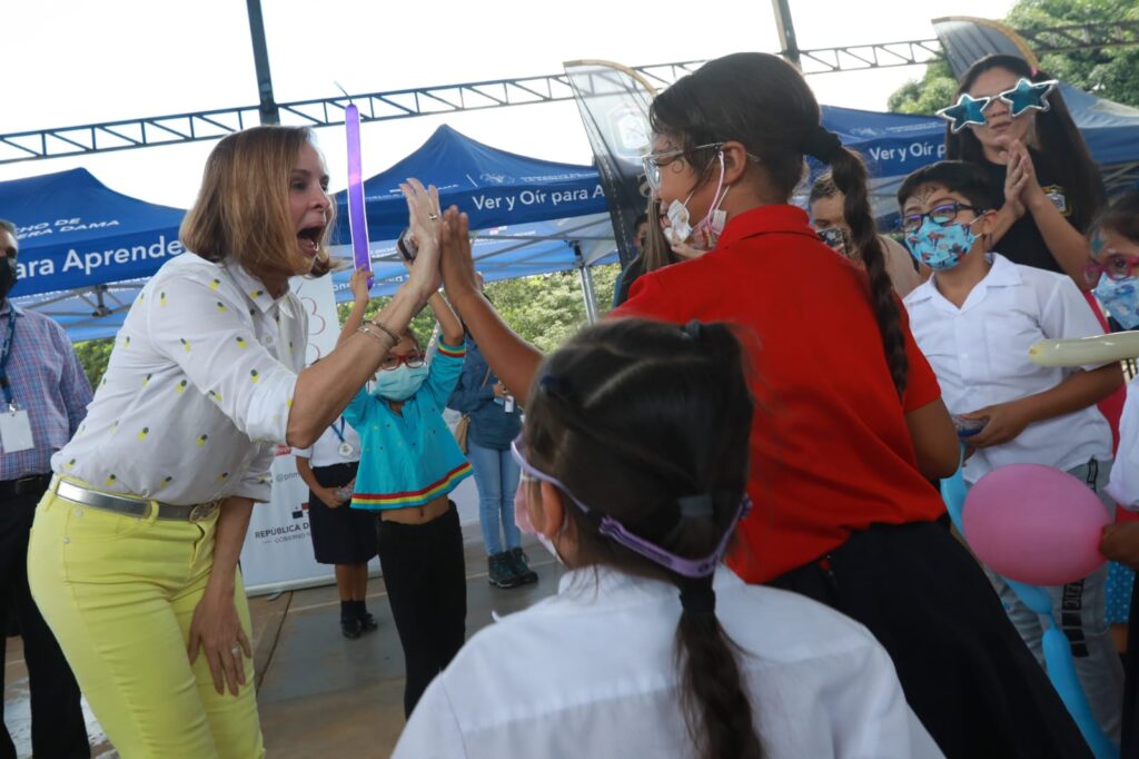 Primera Dama entrega lentes del Programa Ver y Oír para Aprender en la provincia de Herrera