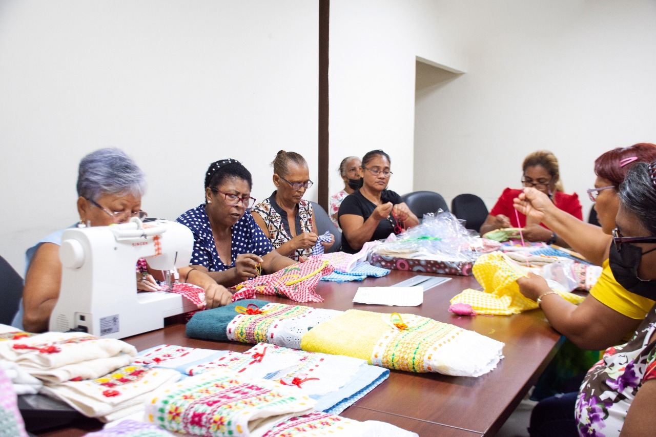 Adultas mayores del distrito de San Miguelito se certificaron en curso de costura y bordados a mano