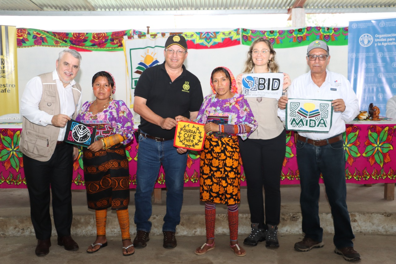 Graduación de productores indígenas cafetaleros en Escuela de Campo