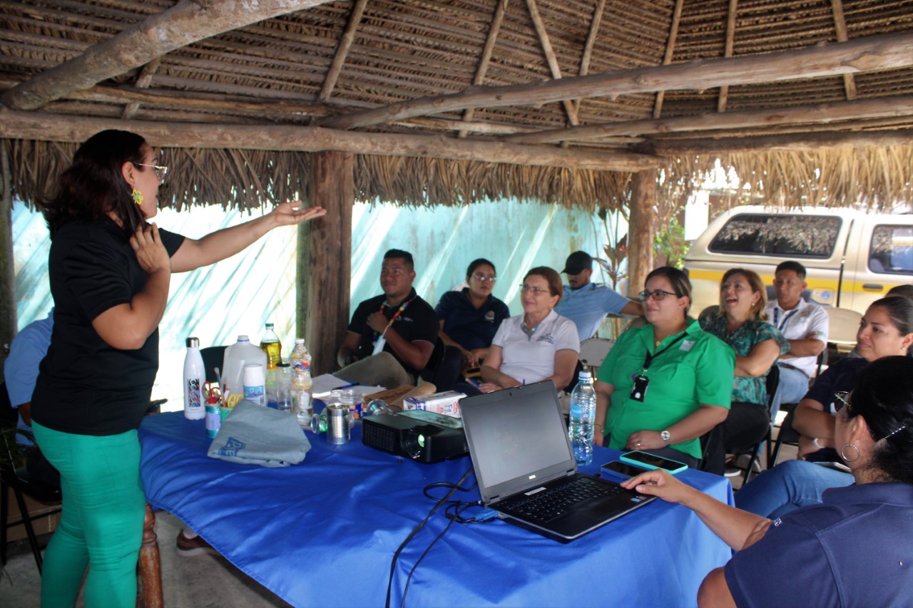 Se incentiva el reciclaje de aceite usado en Panamá Oeste