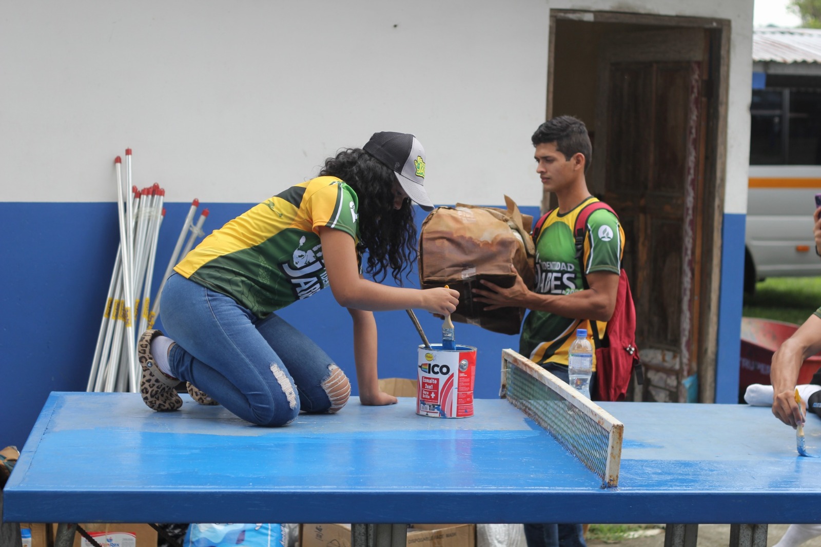 Jóvenes se dedican a dar mantenimiento a escuelas en Bocas del Toro 