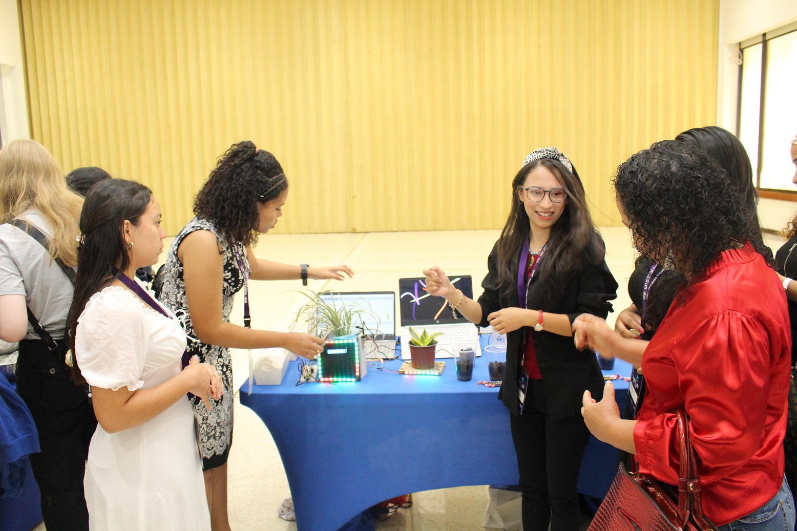 40 chicas se capacitan en el programa CAMPTECH para desarrollar habilidades técnicas-tecnológicas y liderazgo