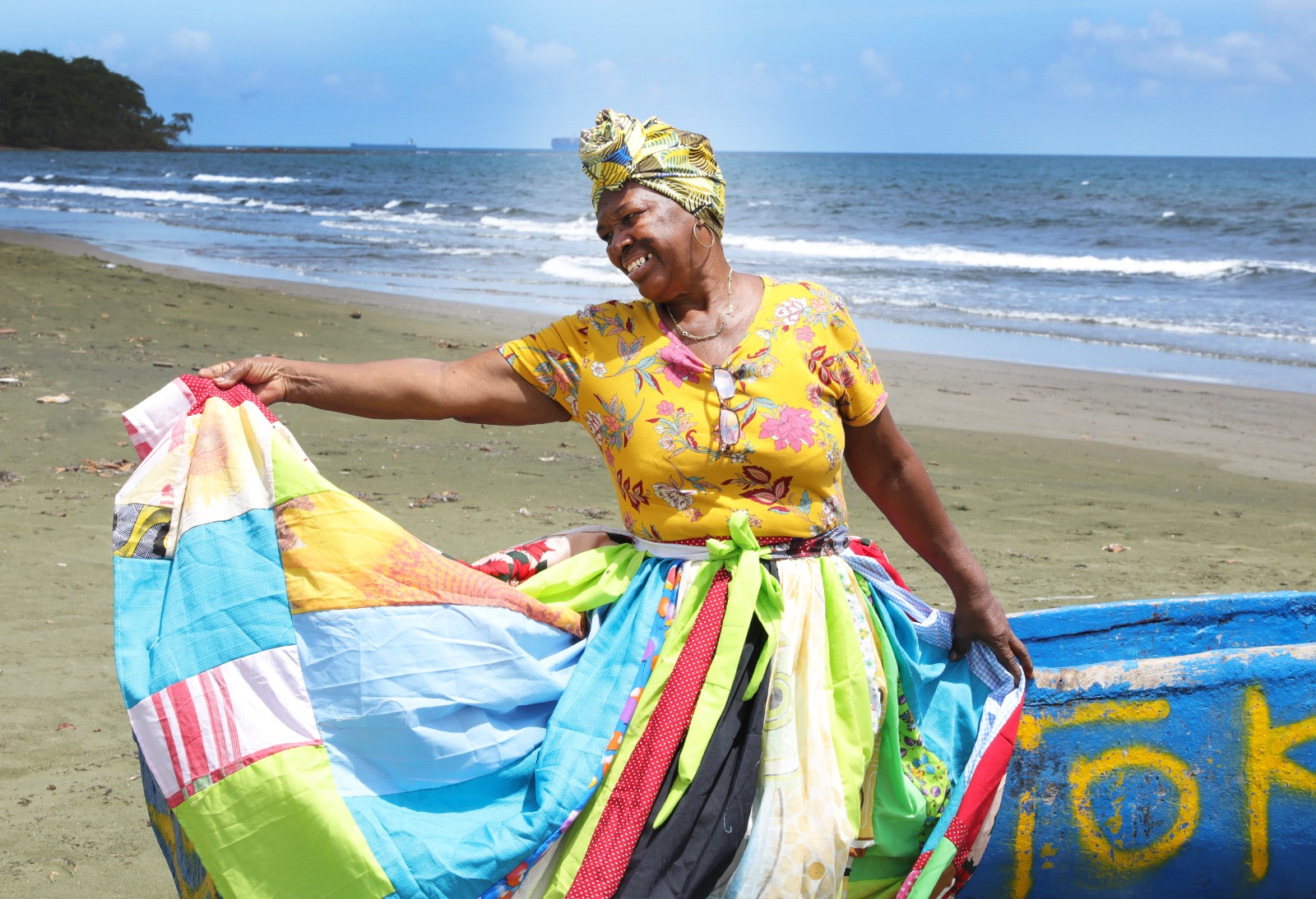 30 años diseñando vestidos típicos, ella es Evangelia