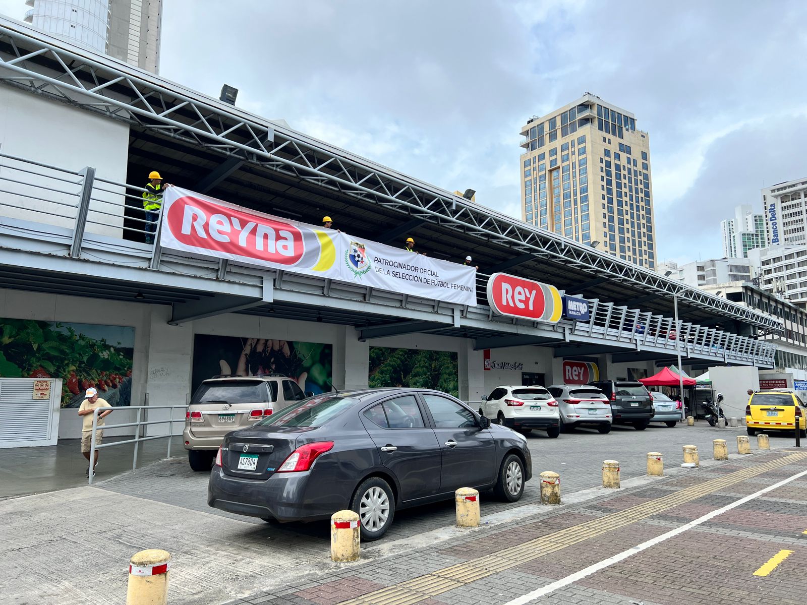 Supermercados rey muestra apoyo a la selección femenina de fútbol