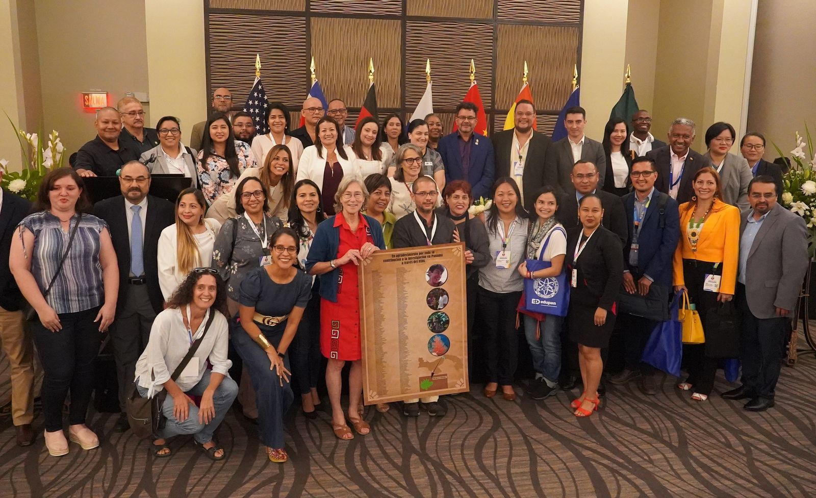 Rinden homenaje a la Dra. Lissy Coley durante el congreso de Apanac por sus aportes a la ciencia en Panamá
