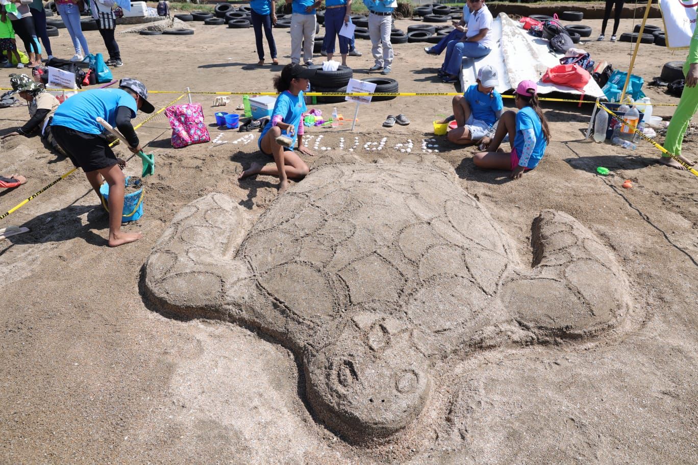 Celebran el Mes de los Océanos con la creación de esculturas de arena