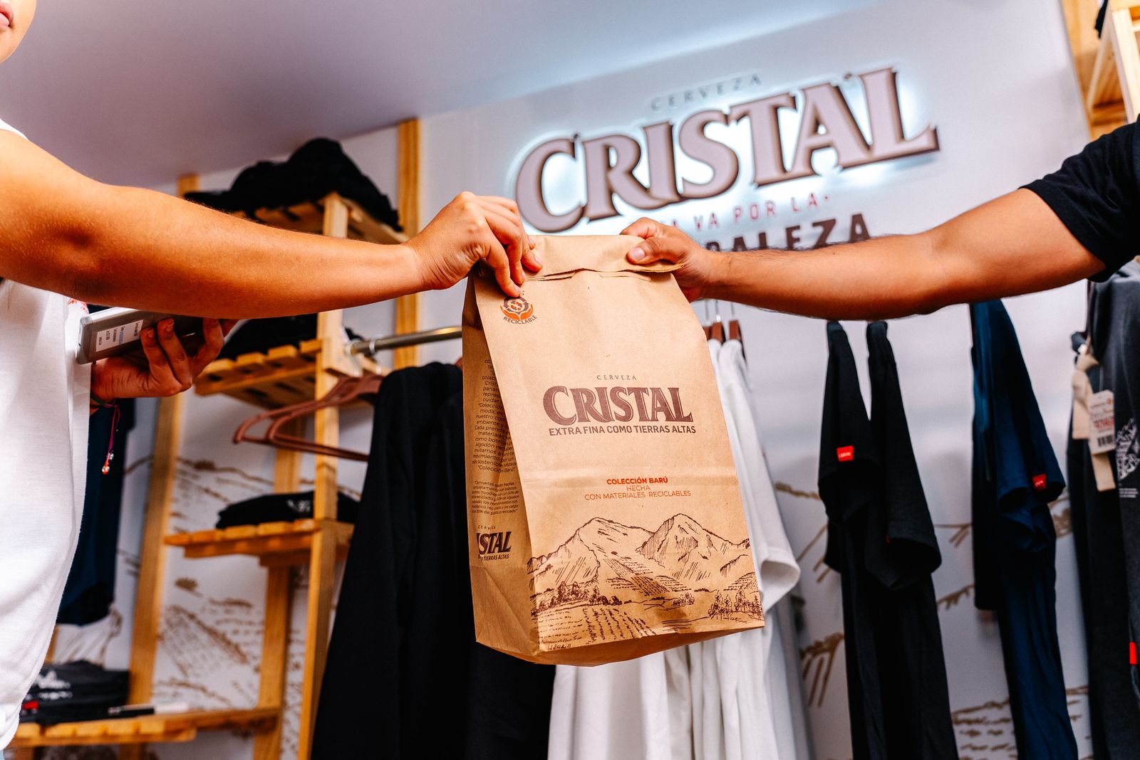 Cerveza cristal invita a los chiricanos a canjear puntos de reciclaje por moda sostenible