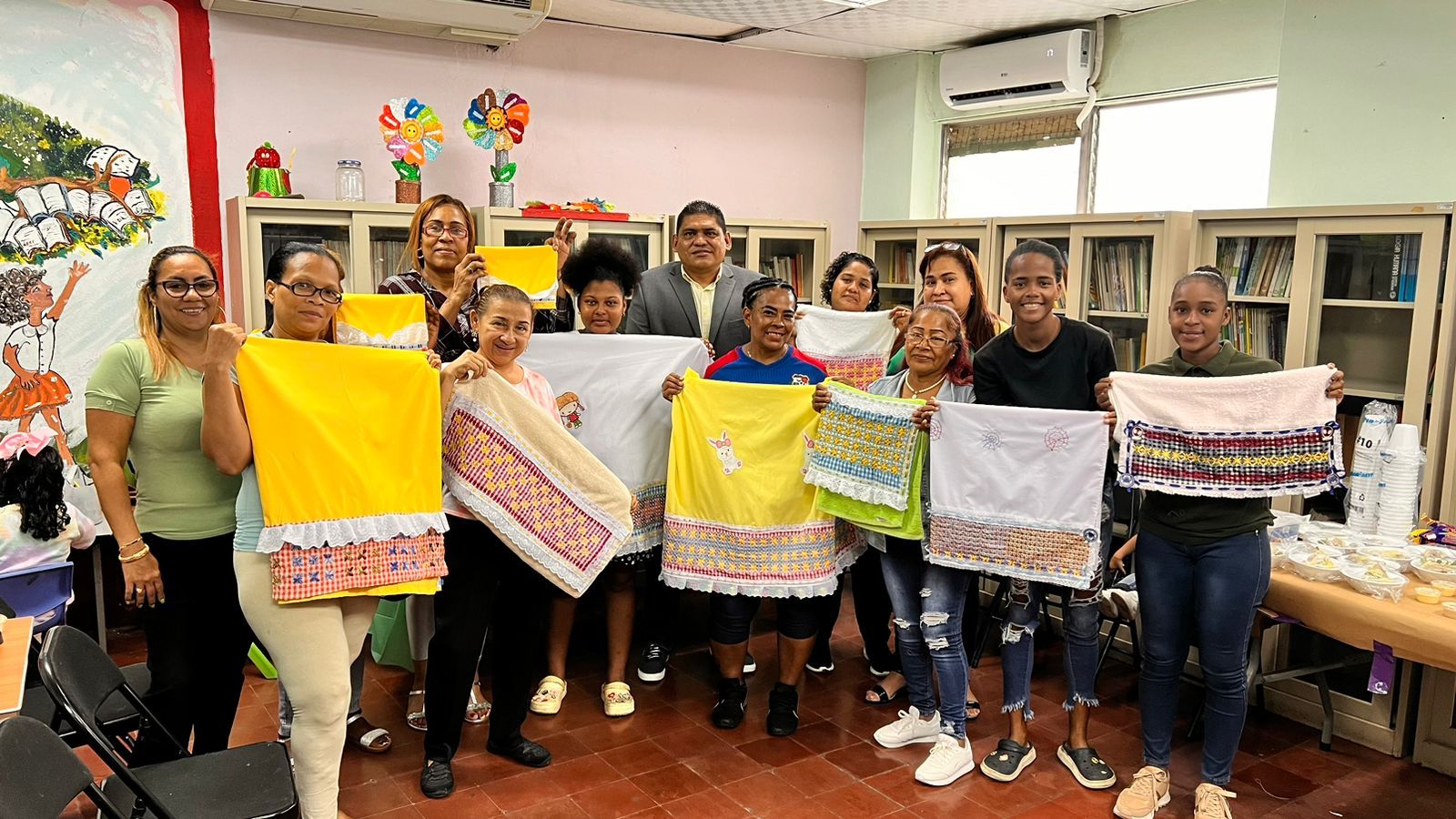 Mujeres de El Chorrillo aprenden a bordar y a generar ingresos