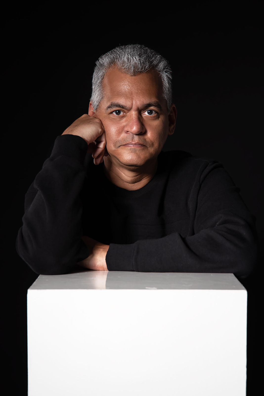 “La poesía es un camino hacia entendernos mejor como personas” entrevista a Genaro Villalaz García