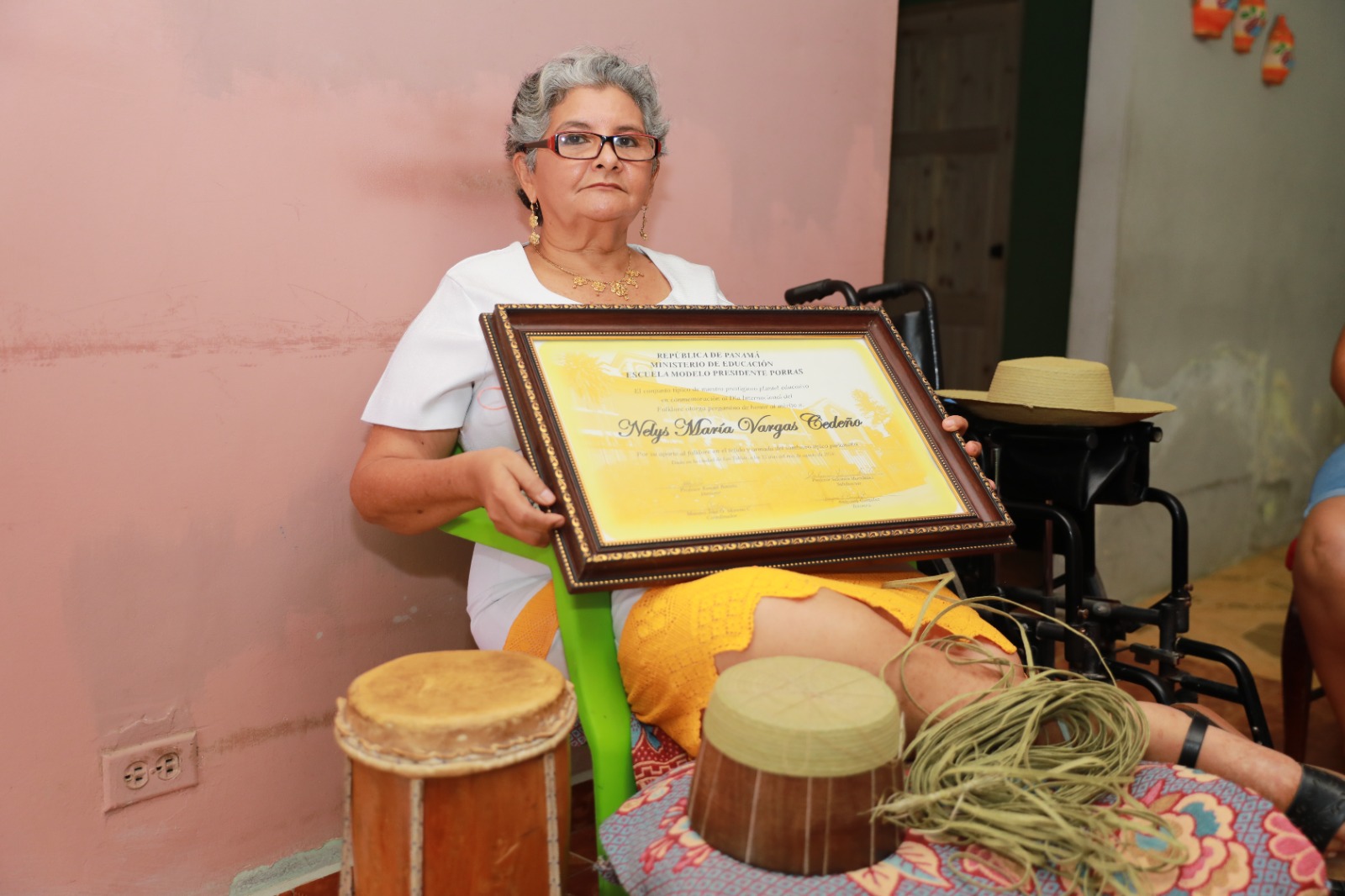 Nely María Vargas, la artesana que convierte el junco en hermosos sombreros