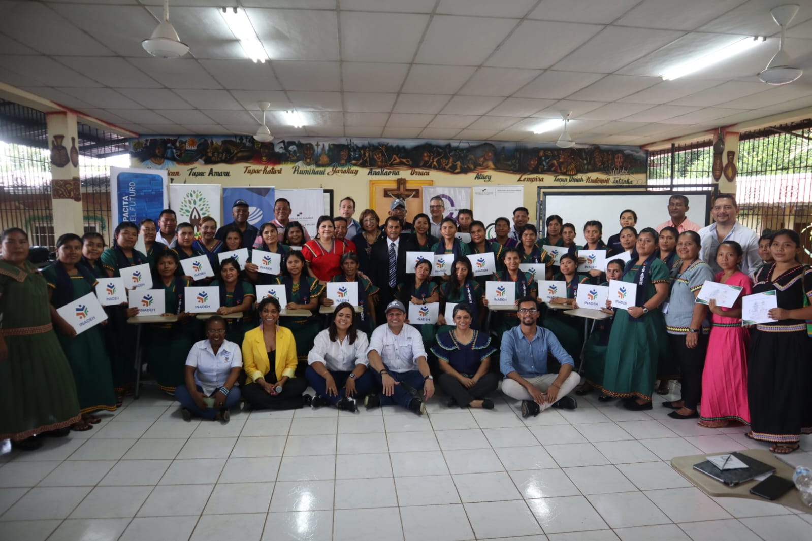 Mujeres se graduan en instalación de paneles solares y llevan luz a sus casas tras capacitación