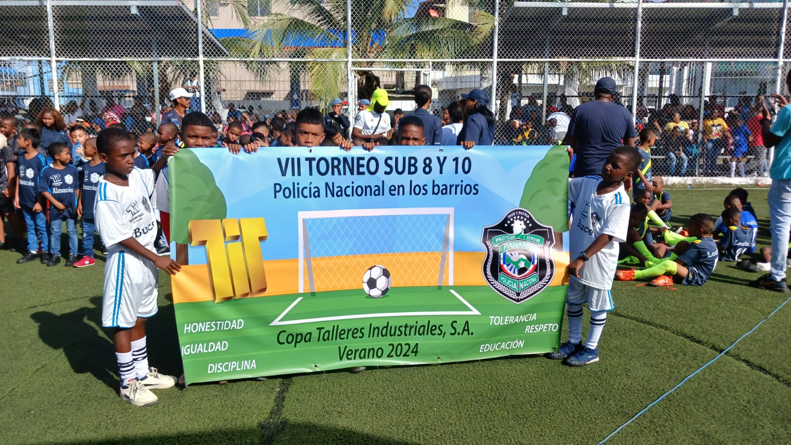 Niños colonenses inician torneo de fútbol apoyadaos por talleres industriales y policia nacional