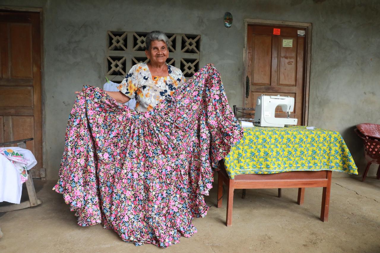 Agripina Domínguez, la abuela santeña que confecciona polleras