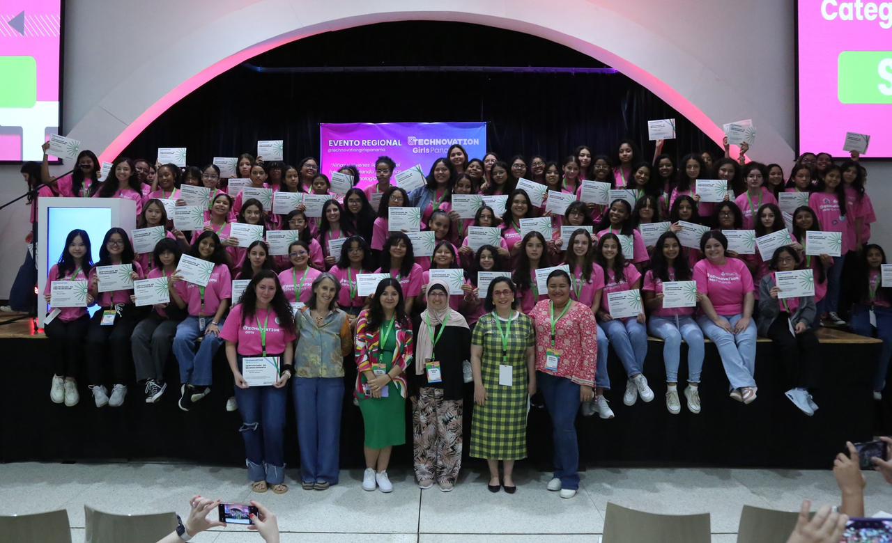 100 niñas y jóvenes utilizan la tecnología y la inteligencia artificial para resolver problemas comunitarios