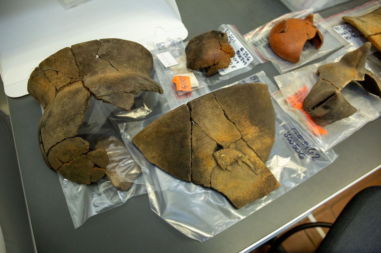 El técnico en arqueología Aureliano Valencia dictó un taller sobre cómo reconstruir cerámicas precolombinas.