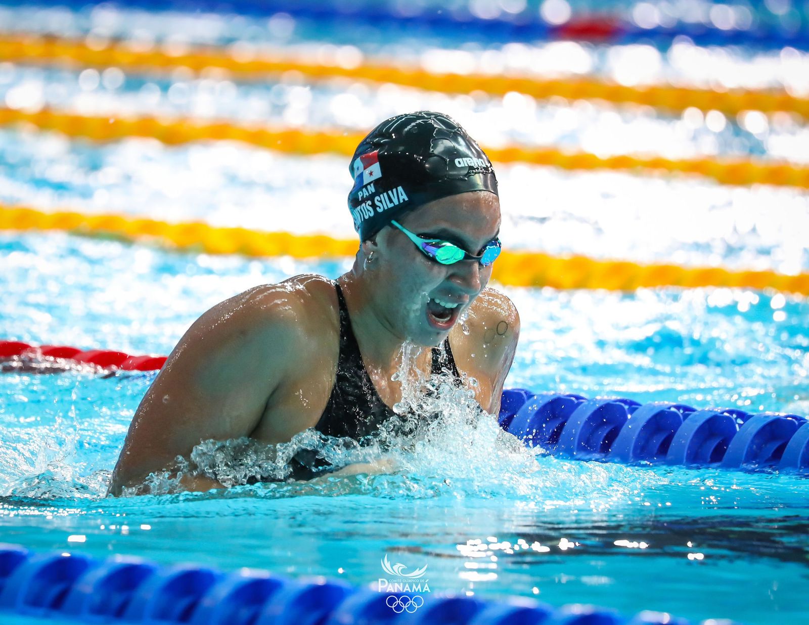 ¡Medalla de oro y nuevo récord nacional para Emily Santos!