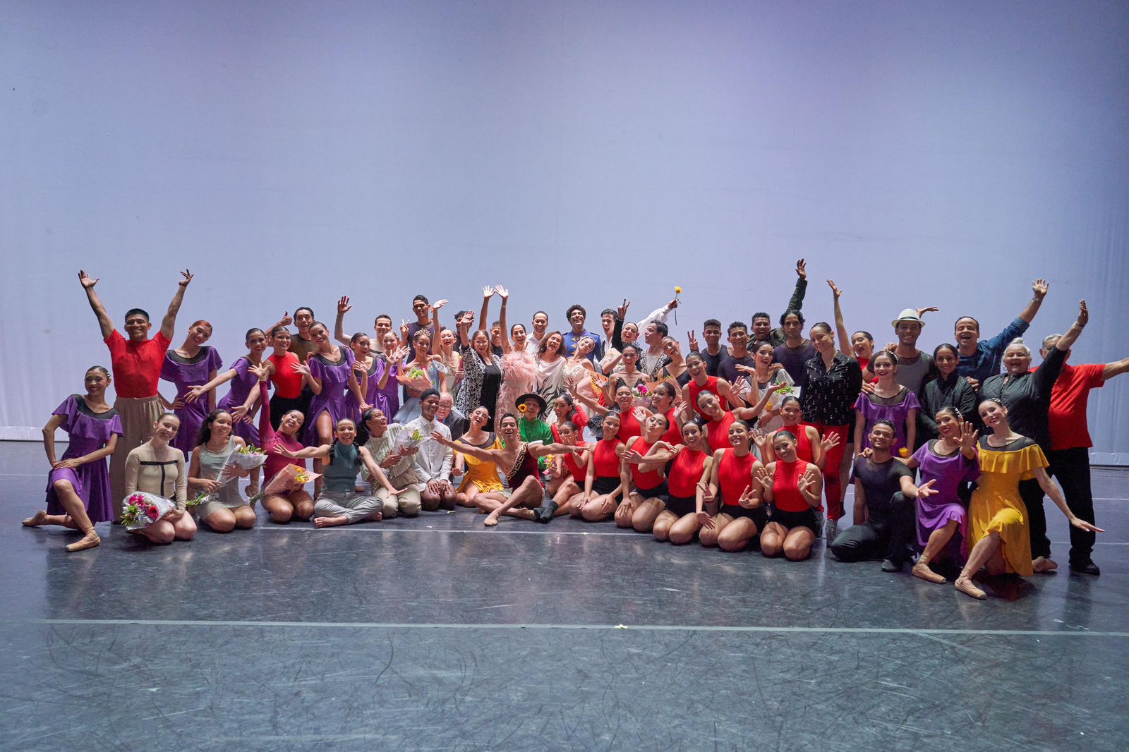 Unidos por la danza: una noche mágica que deslumbró a más de 2 mil personas