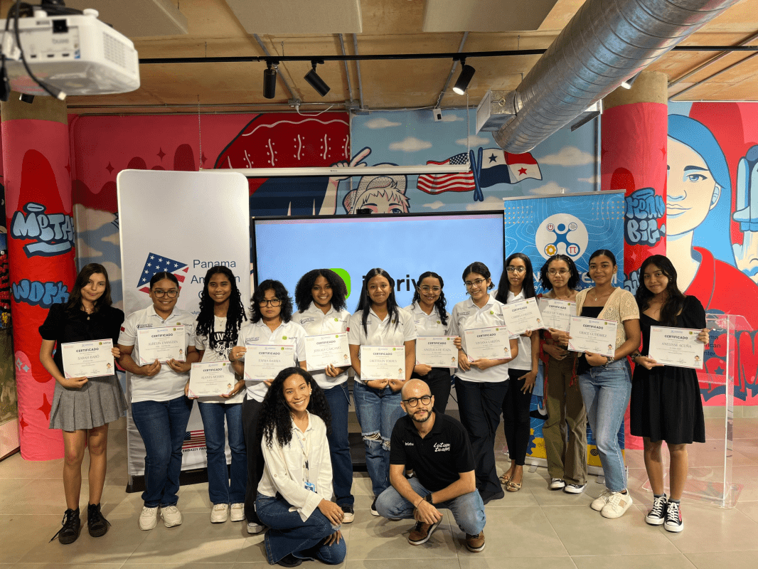 Niñas panameñas reciben certificaciones de capacitación STEAM