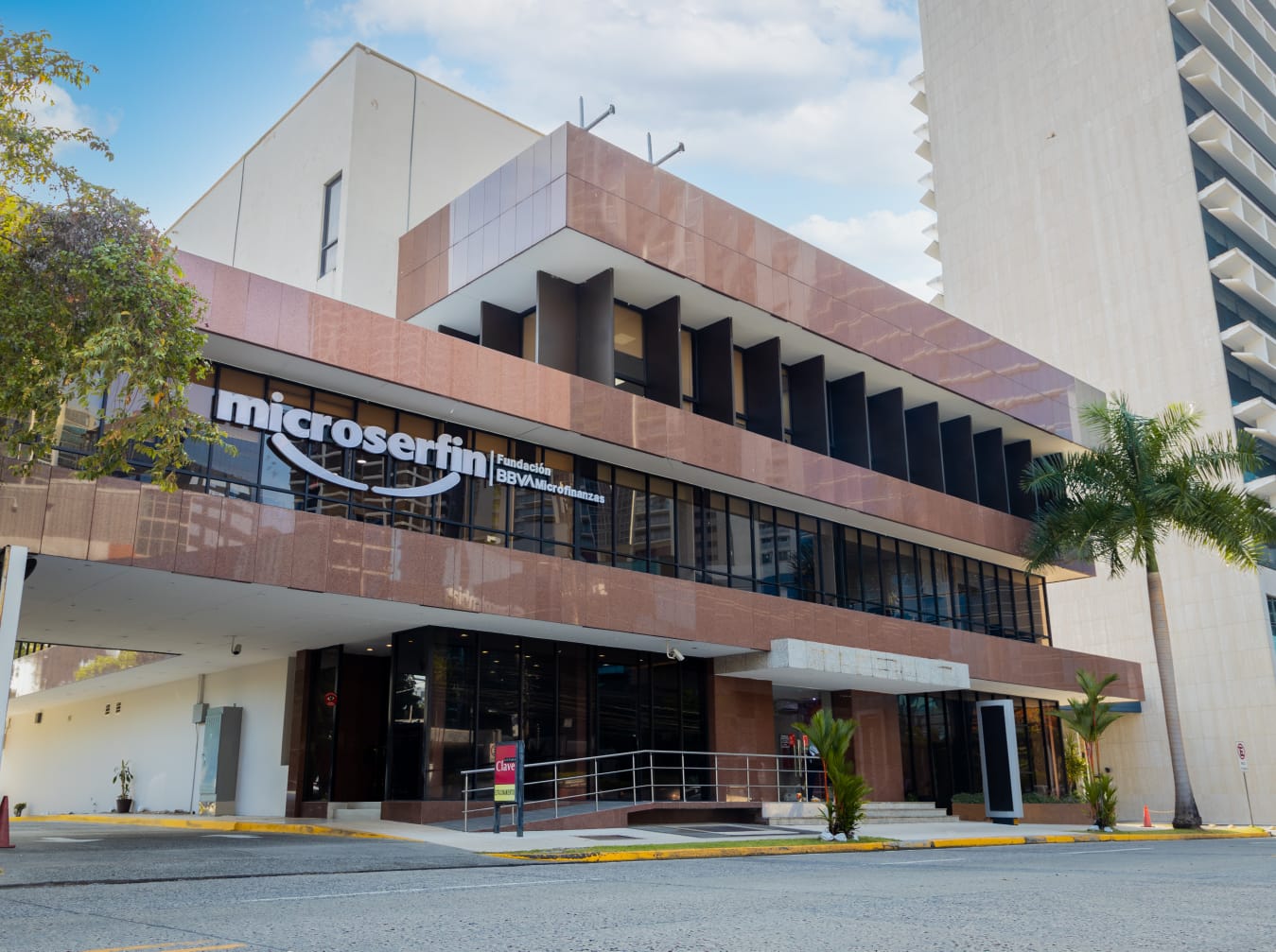 Microserfin es reconocida como Mejor Institución de Microfinanzas en Panamá por Global Banking & Finance Review
