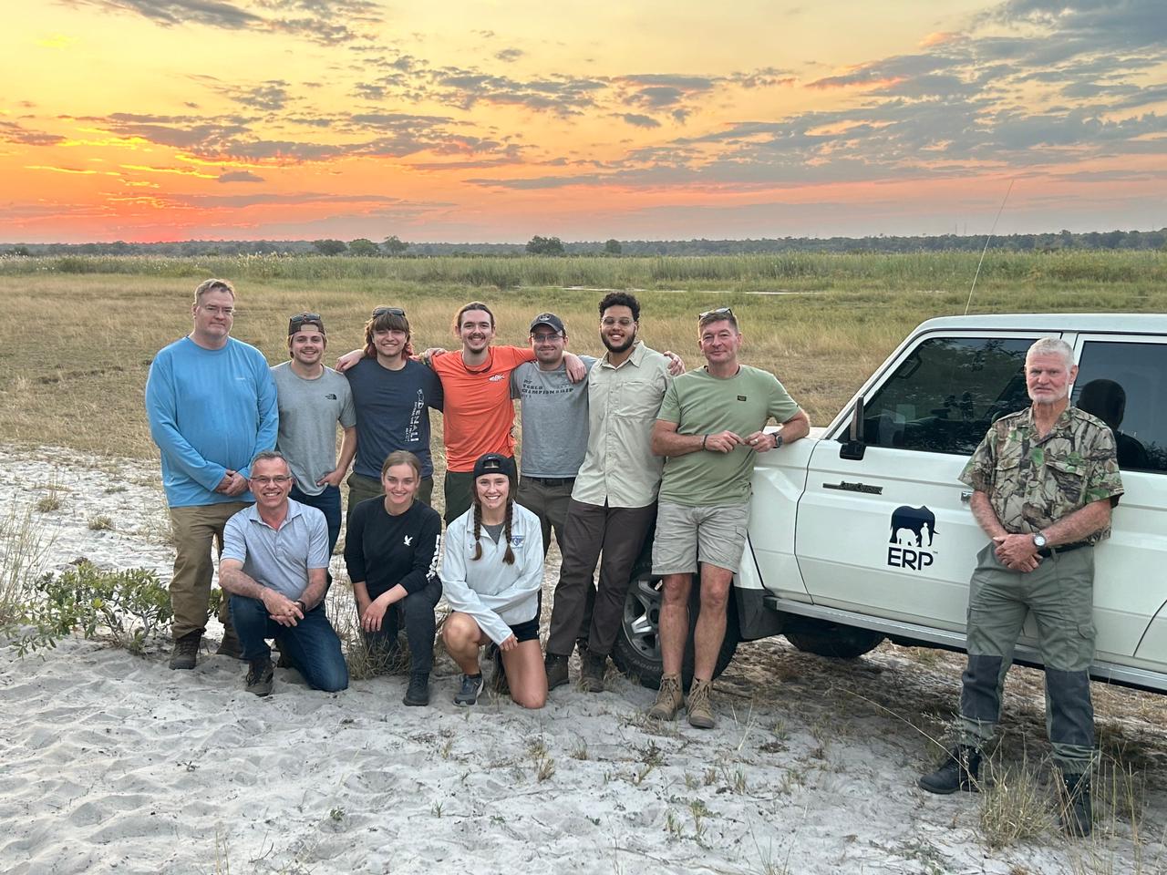 Estudiante panameño entre los líderes de proyecto de conservación de elefantes en Namibia, al Sur de África