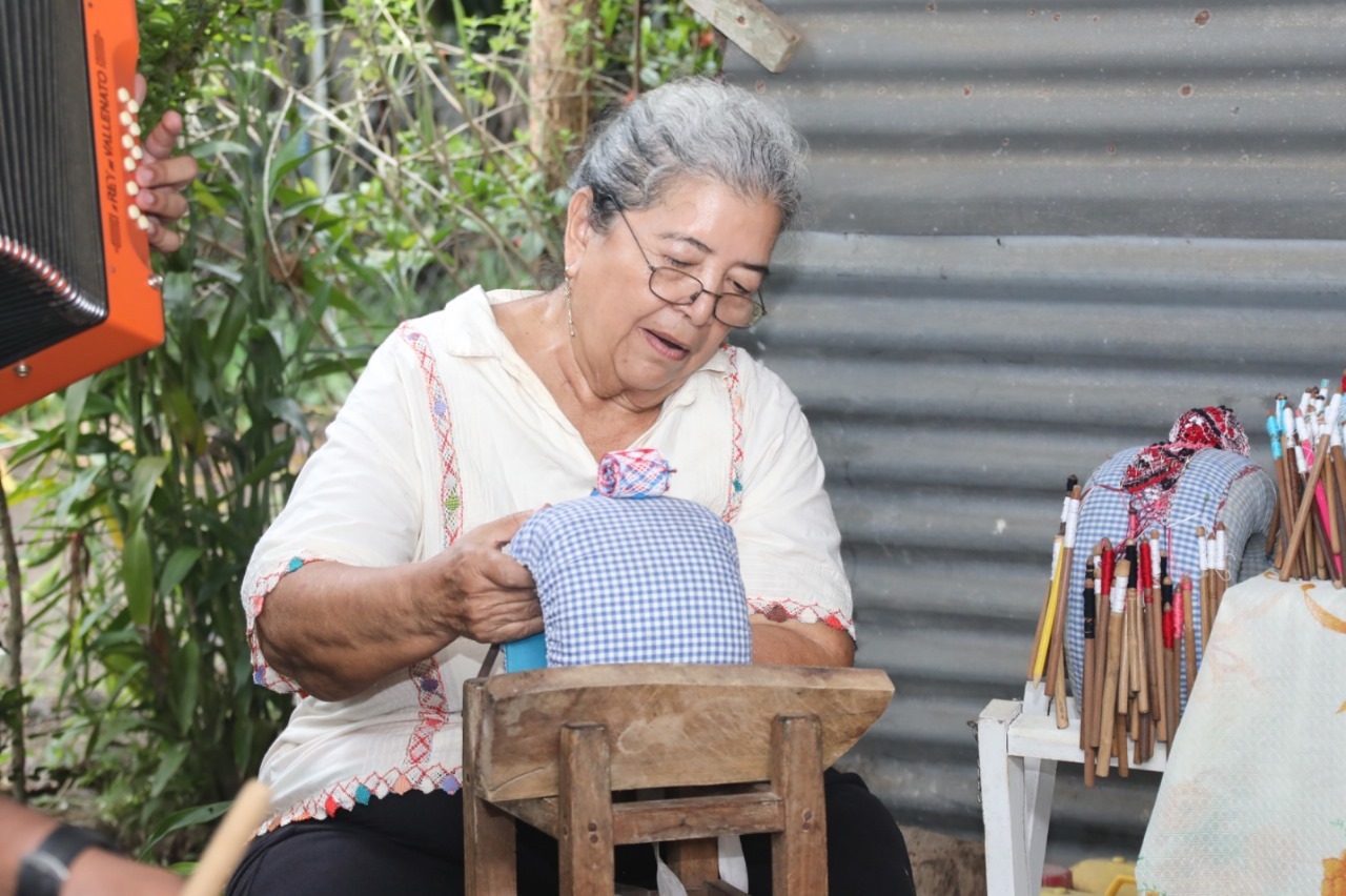 Ernestina Mendoza, artesana que vive entre las tradiciones