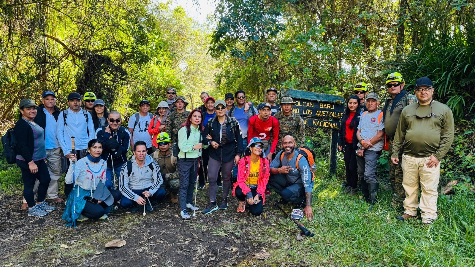 Personas con discapacidad visual recorren Sendero Los Quetzales