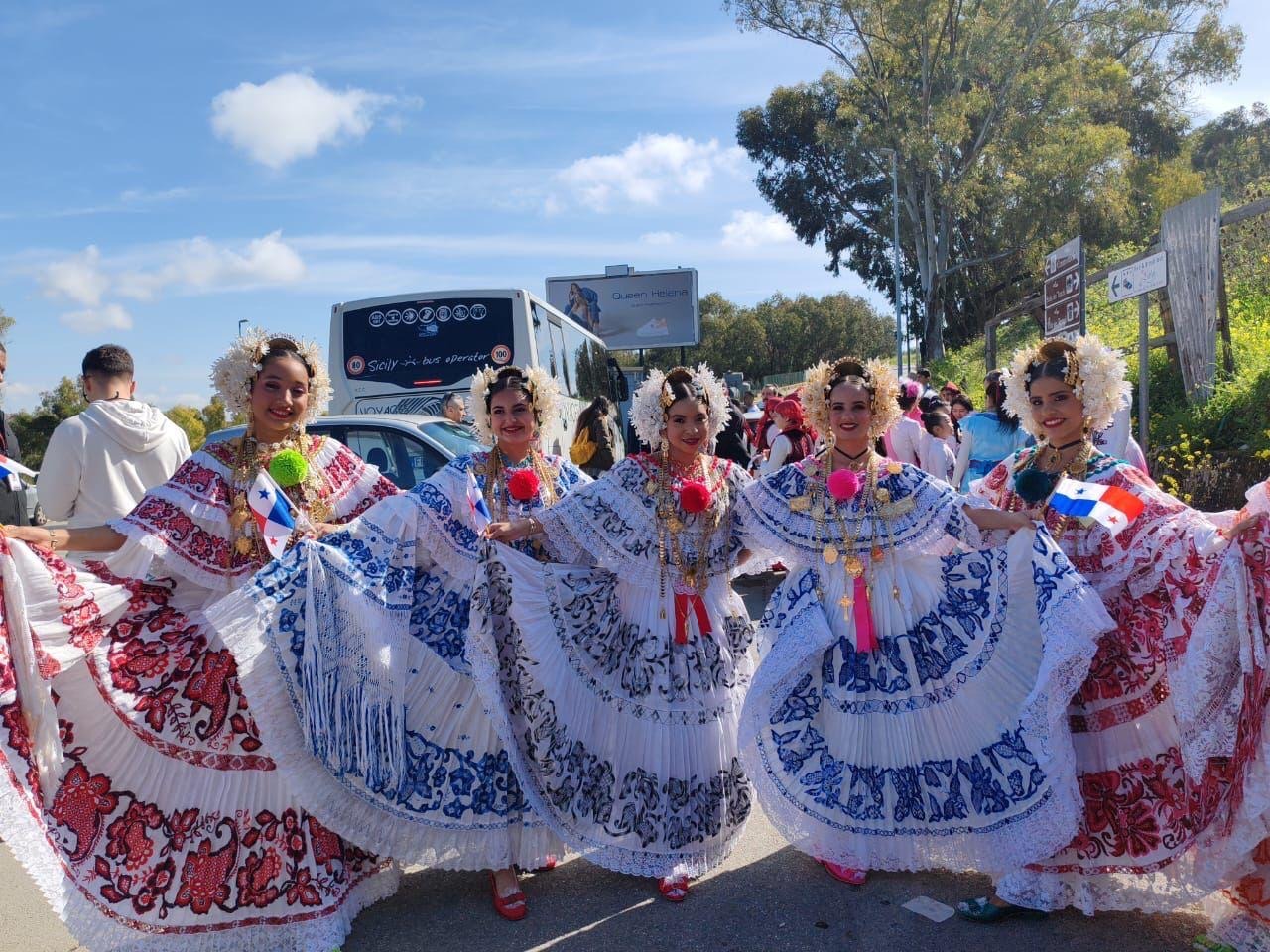 Dejan en alto a Panamá! Academia folklórica José Armando Corella arrasa en Italia