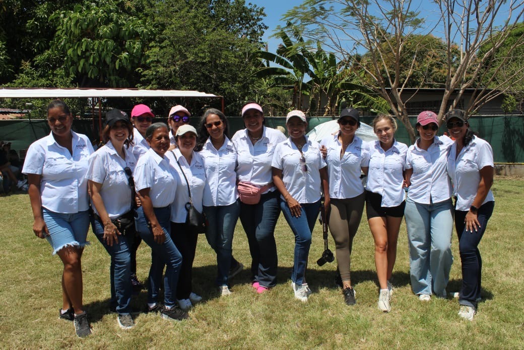 Fundación Amigos de Buen Corazón entrega mochilas a estudiantes