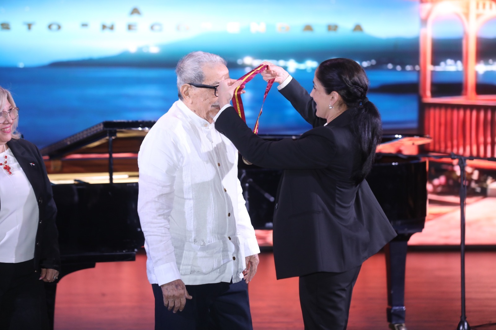 Neco Endara es distinguido con la Condecoración Rogelio Sinán